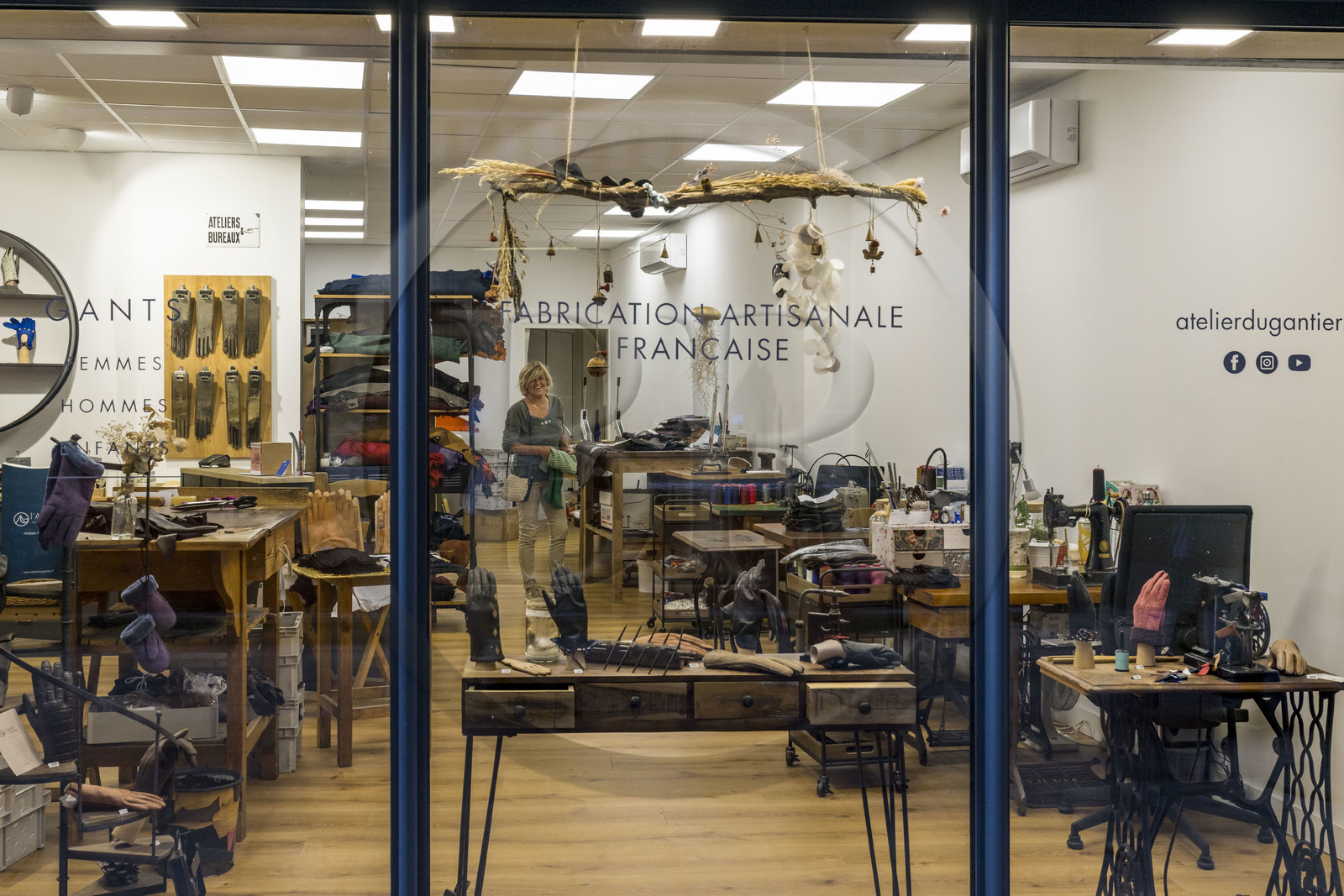 France, Aveyron (12), Millau, boutique et atelier de L'Atelier du Gantier, fabricant de gants en cuir