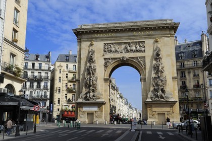 France, Paris (75), la porte Saint-Denis commanditée par Louis XIV et immeubles de la rue du faubourg Saint-Denis boulevard Bonne nouvelle
