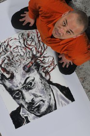 le peintre Fred Kleinberg dans son atelier parisien lors de la préparation de l'exposition Baroque Flesh