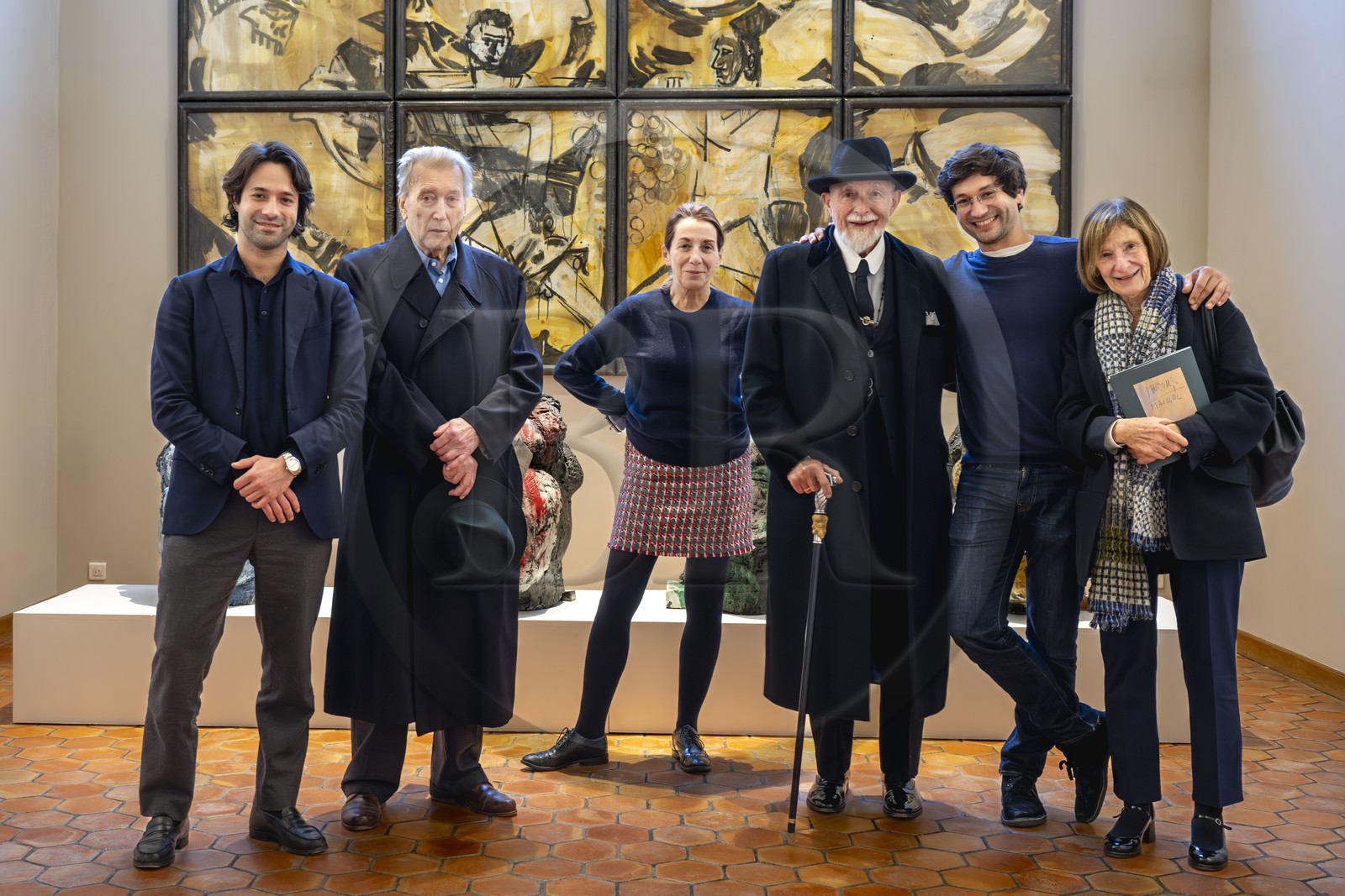 France, Paris (75), Musée Maillol, le peintre et sculpteur allemand Markus Lüpertz (quatrième à droite) lors de son exposition en dialogue avec l'oeuvre d'Aristide Maillol, en compagnie notamment de son galeriste Michael Werner ainsi que des jeunes galeristes Pierre Lorquin et Alexandre Lorquin
