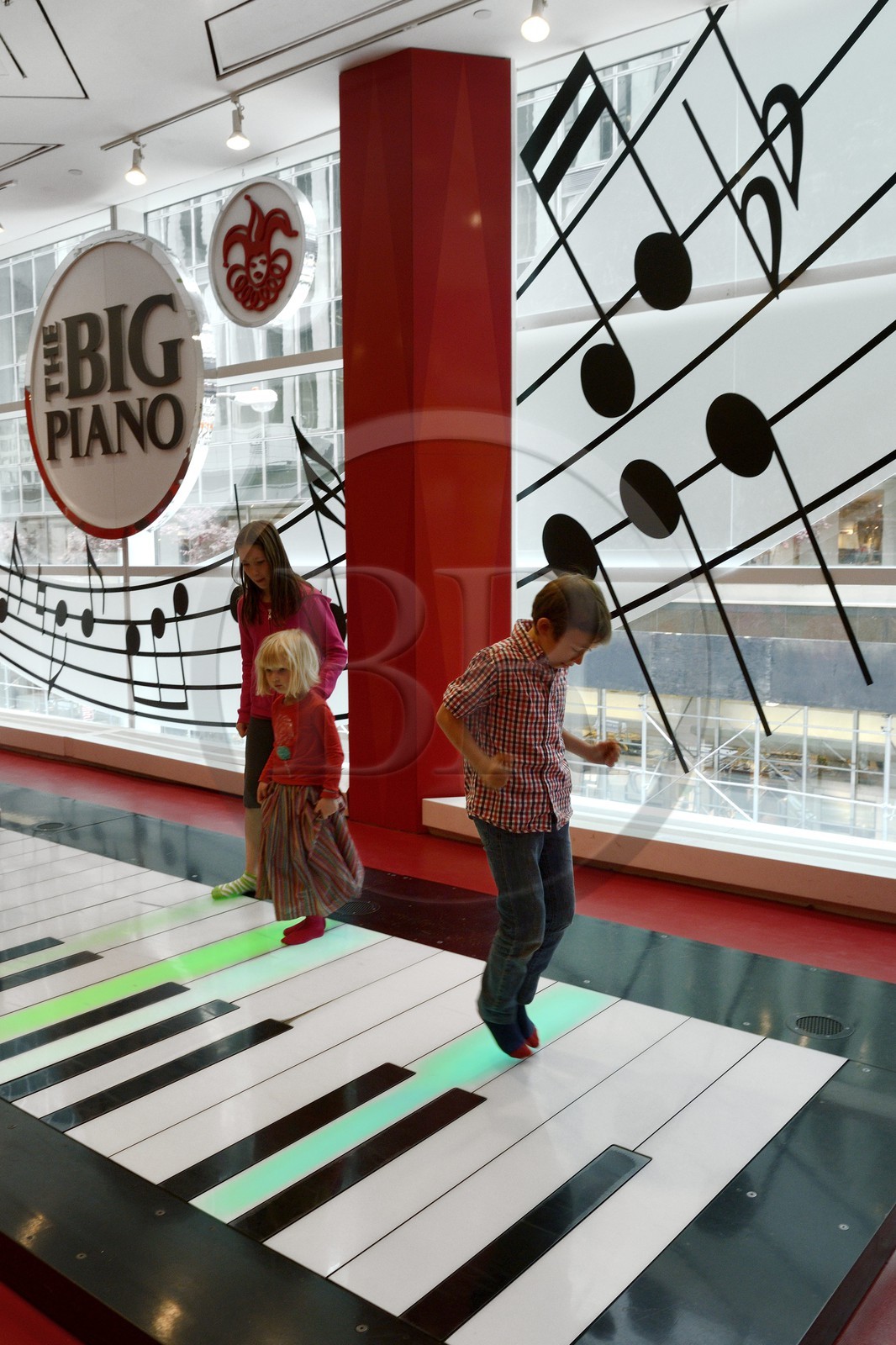 Etats-Unis, New York, Manhattan, le plus grand magasin de jouet au monde FAO Schwarz sur la 5ème Avenue, le piano géant