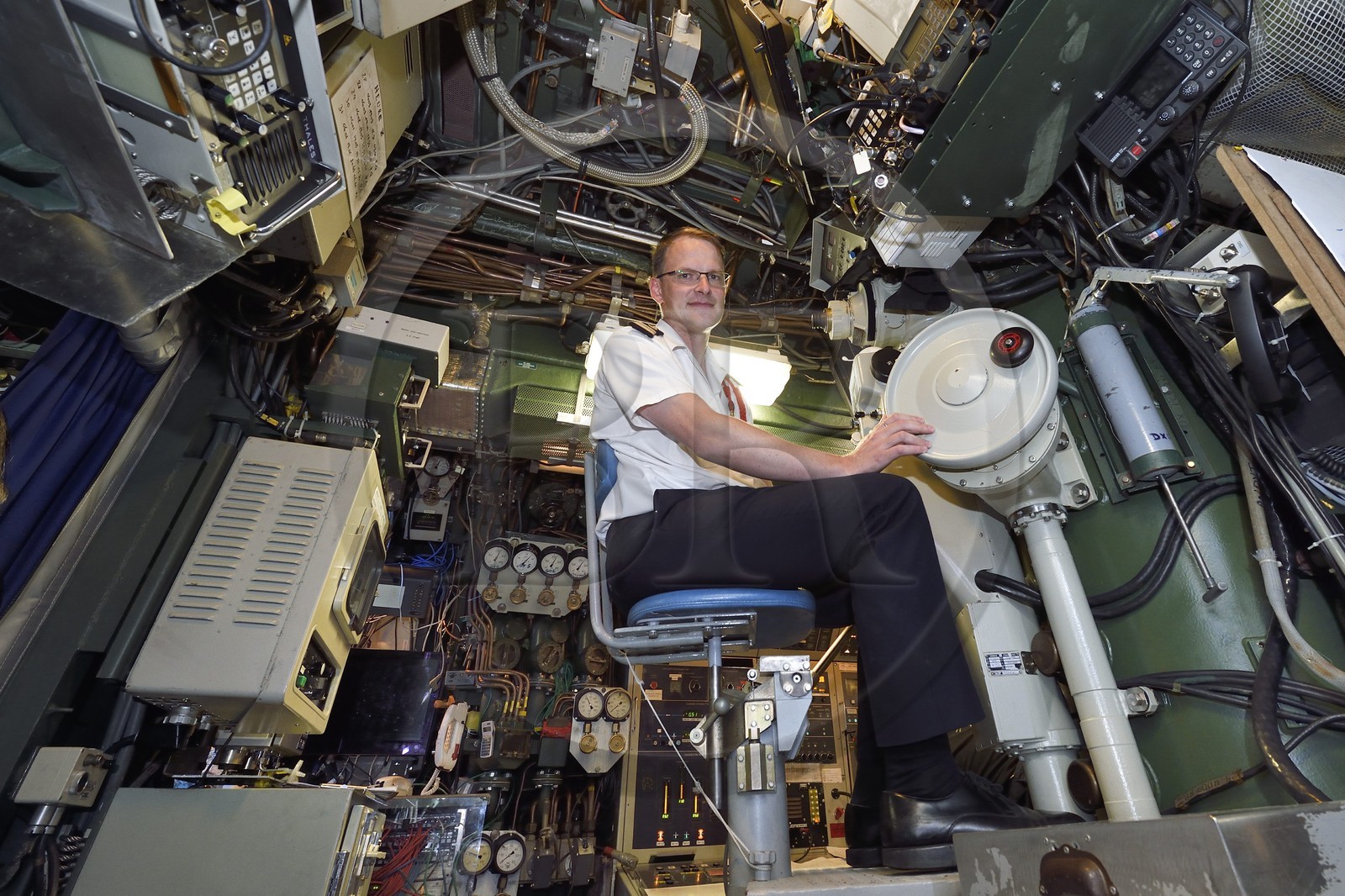 France, Var (83), Toulon, la base navale (Arsenal), le capitaine de frégate Nicolas Faure au périscope dans le Poste central navigation opération (PCNO), commandant du sous-marin nucléaire d’attaque (SNA) Casabianca (de type Rubis)