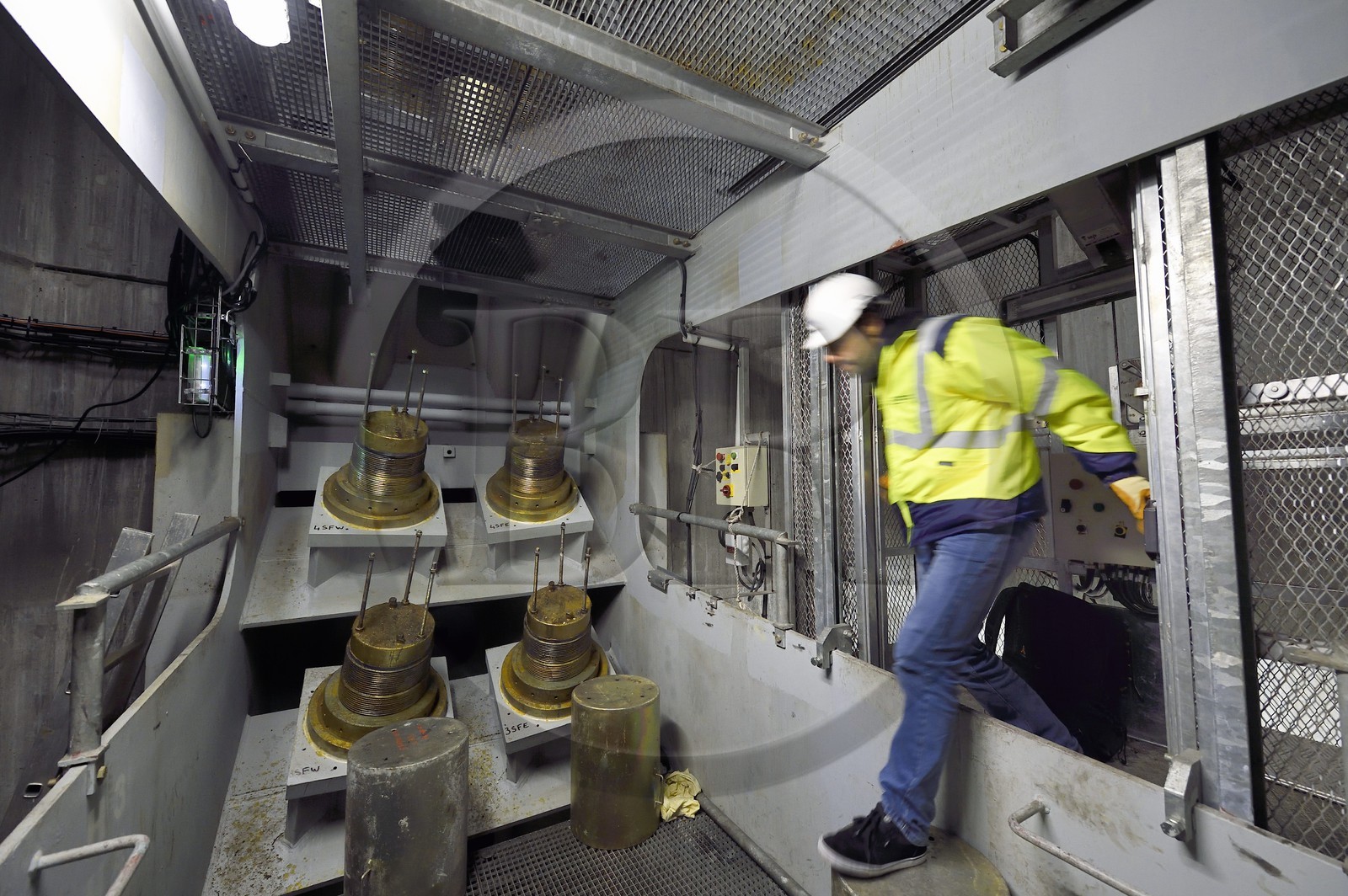 France, entre Calvados (14) et Seine-Maritime (76), le Pont de Normandie enjambe la Seine, encrage dans le pylone de haubans qui soutiennent le pont