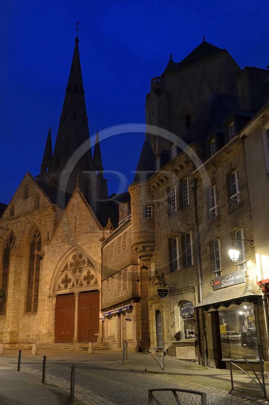 France, Côtes-d'Armor (22), Guingamp, rue Notre-dame,  maison à tourelle et clocher de la basilique Notre-Dame de Bon-secours
