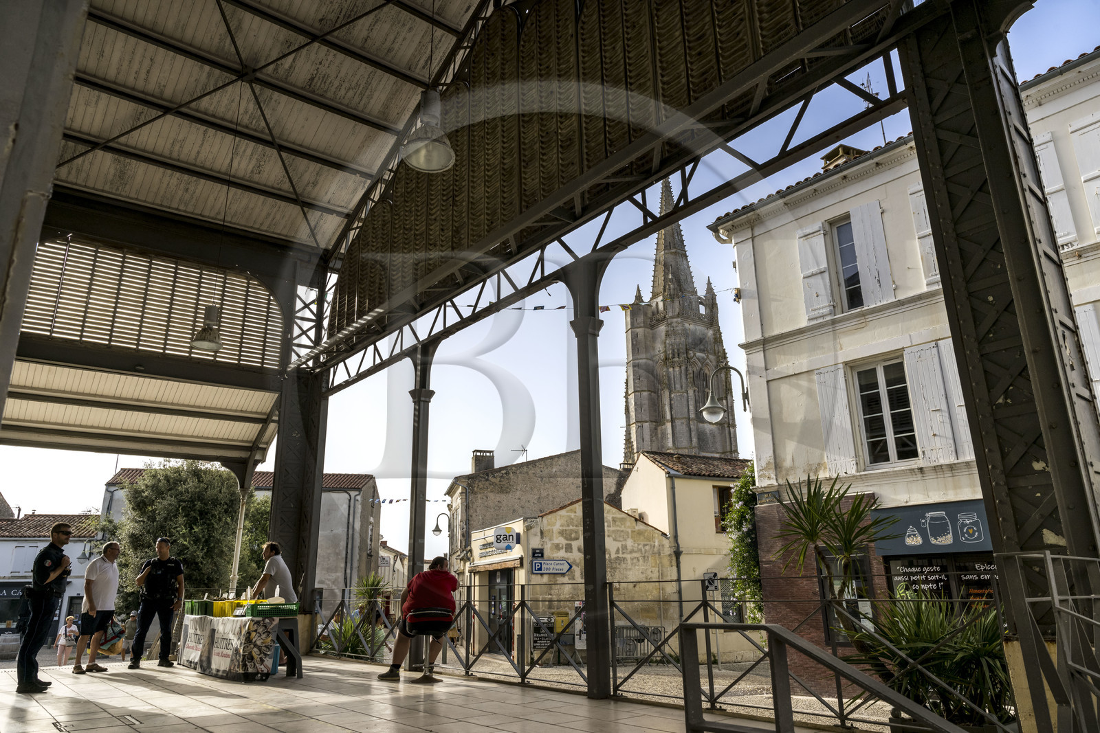 France, Charente-Maritime (17), Saintonge, Marennes-Hiers-Brouage, le marché couvert et l'église Saint-Pierre-de-Sales dans le centre ville de Marennes