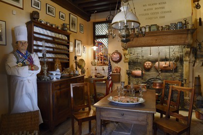 France, Rhône (69), Collonges-au-Mont-d'Or, restaurant L'abbaye de Collonges de Paul Bocuse dédié aux récéptions, reconstitution de la cuisine du restaurant de sa grand-mère en 1924