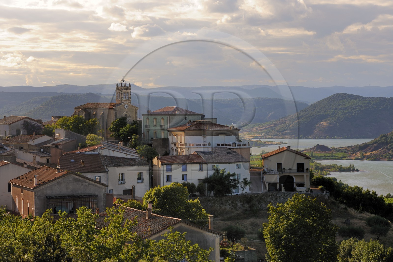 France, Hérault (34), village de Liausson surplombant le lac du Salagou