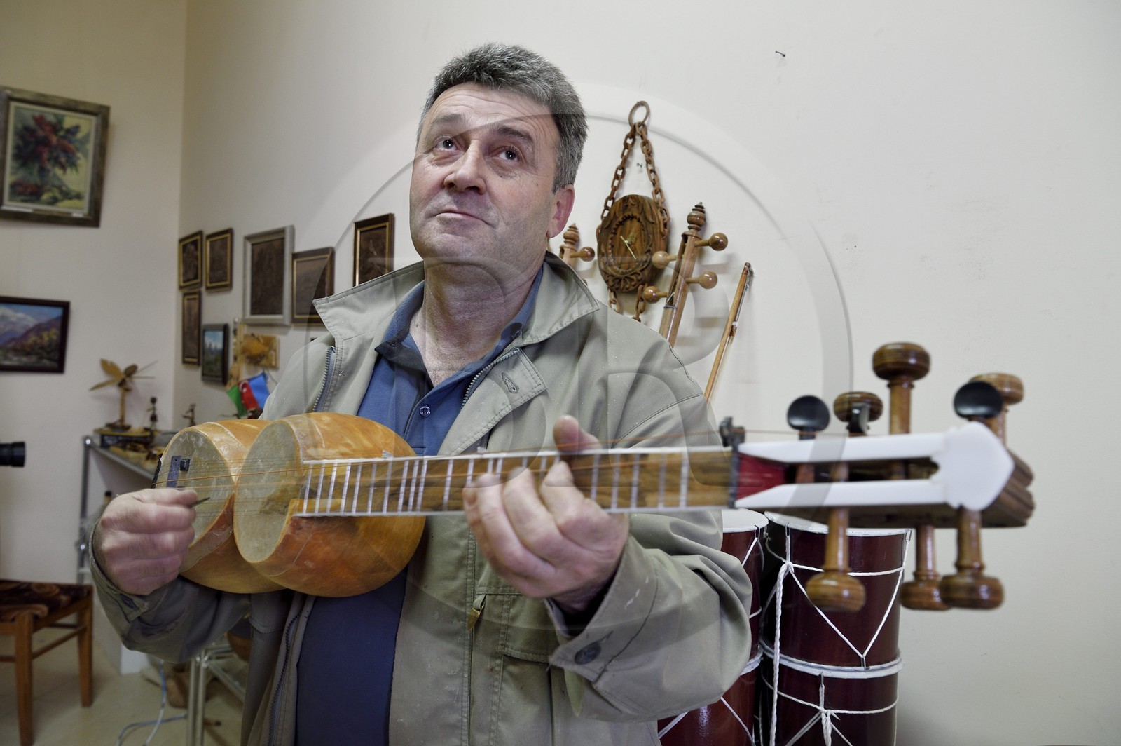 Azerbaïdjan, Sheki (Shaki), fabricant d'instrument à cordes traditionnelles, le luthier Mahir Valadov répare un tar (luth)