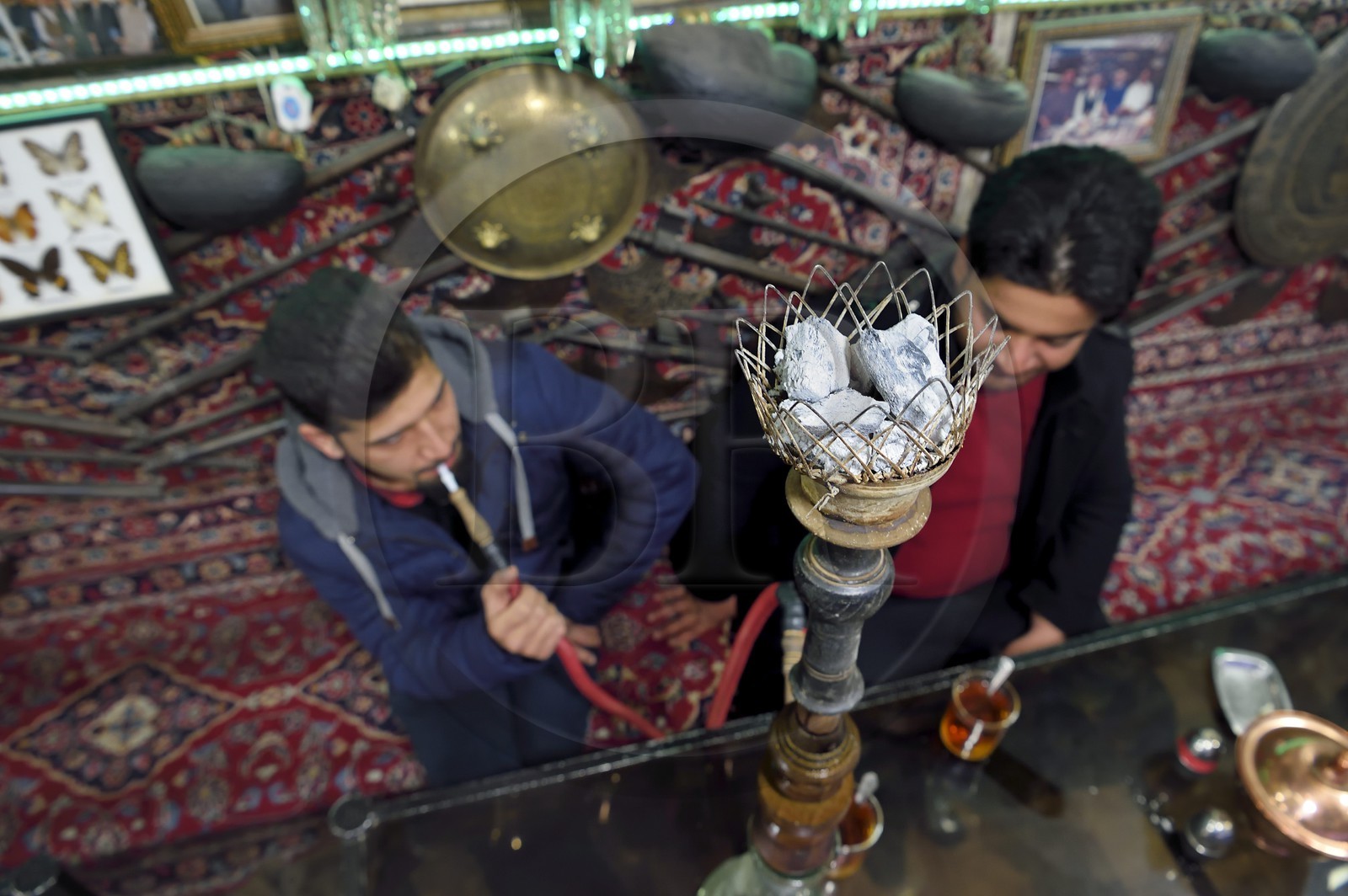 Iran, province d'Ispahan, Ispahan, la maison de thé et restaurant Chai Khaneh Azadegan, homme fumant la pipe à eau