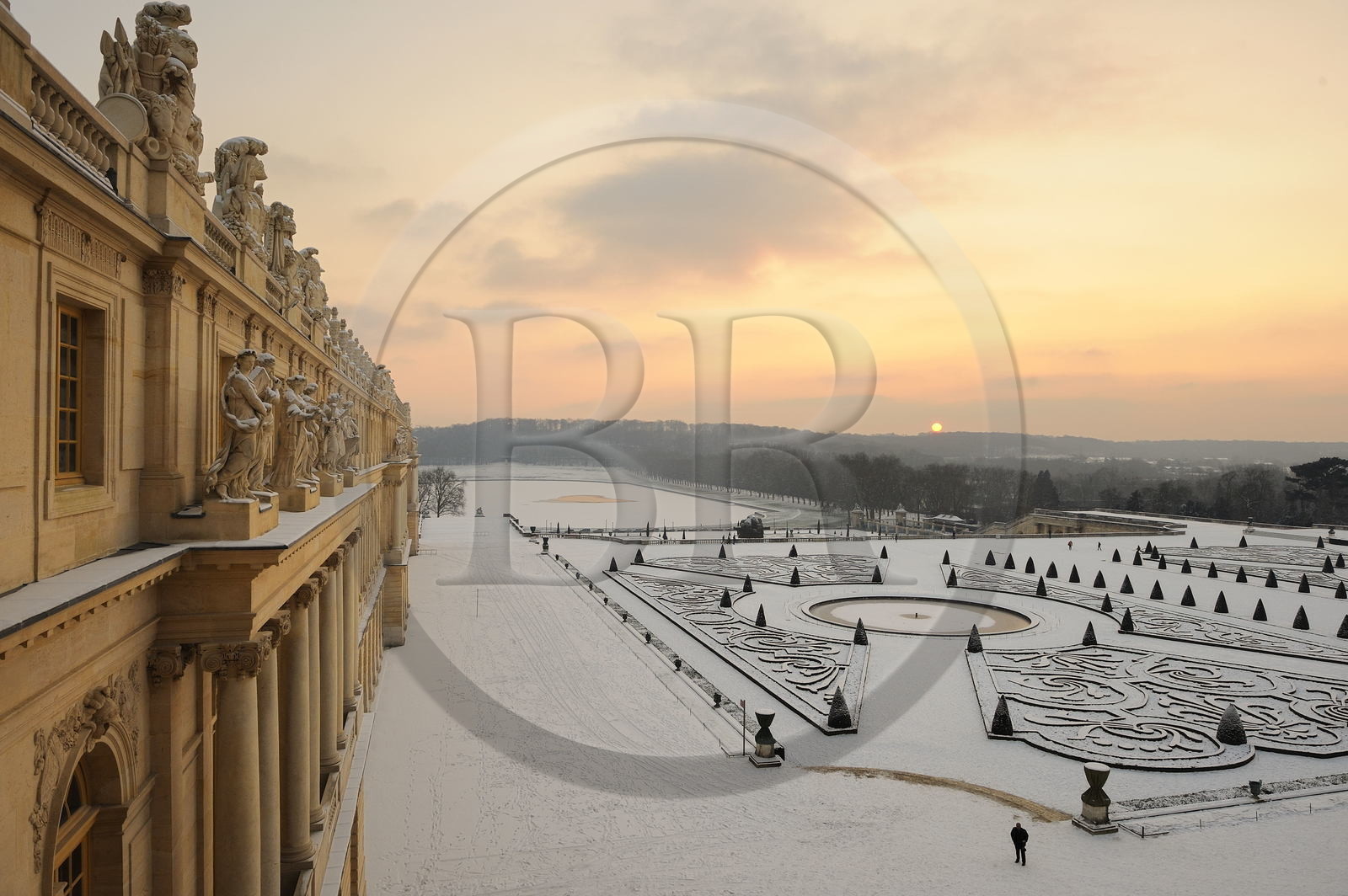 France, Yvelines (78), parc du château de Versailles sous la neige, classé Patrimoine Mondial de l'UNESCO, le parterre du Midi au soleil couchant