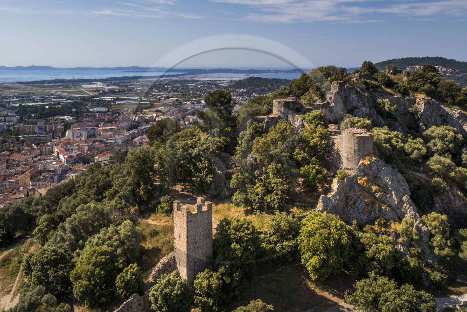 France, Var (83), Hyères, Massif des Maurettes, colline du Castéou, Chateau d'Hyères du XIe siècle et le tombolo de la Presqu'Ile de Giens en arrière plan (vue aérienne)