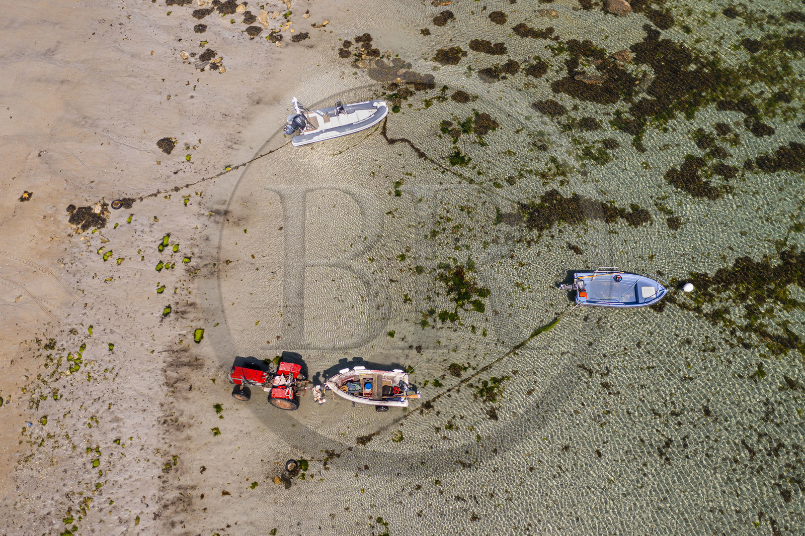 France, Finistère (29), Iles du Ponant, Ile de Batz, la plage de Porz Reter à marée basse (vue aérienne)