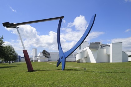 Allemagne, Süd-Baden, Weil am Rhein près de Bâle, Vitra Design Museum de l'architecte Frank O.Gehry, oeuvre Balancing Tools de Claes Oldenburg et Coosje van Bruggen