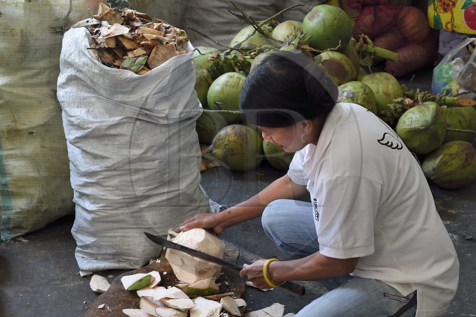 Philippines, Ifugao province, Banaue town market, cutting a coconut