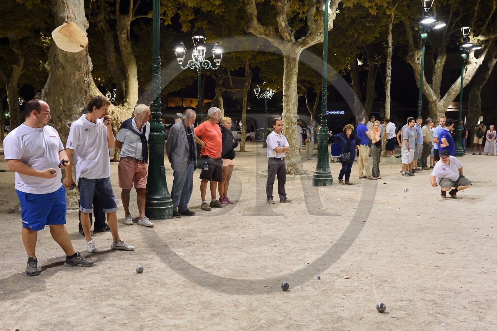 France, Var (83), Saint-Tropez, joueurs de pétanque sur la Place des Lices à la nuit tombée