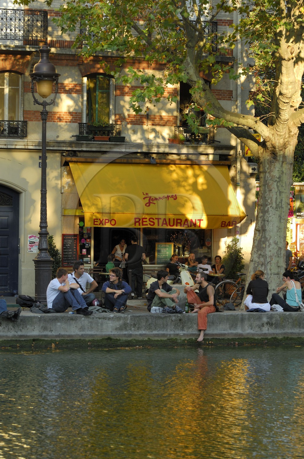 France, Paris (75), canal Saint-Martin, bistro du quai de Jemmapes