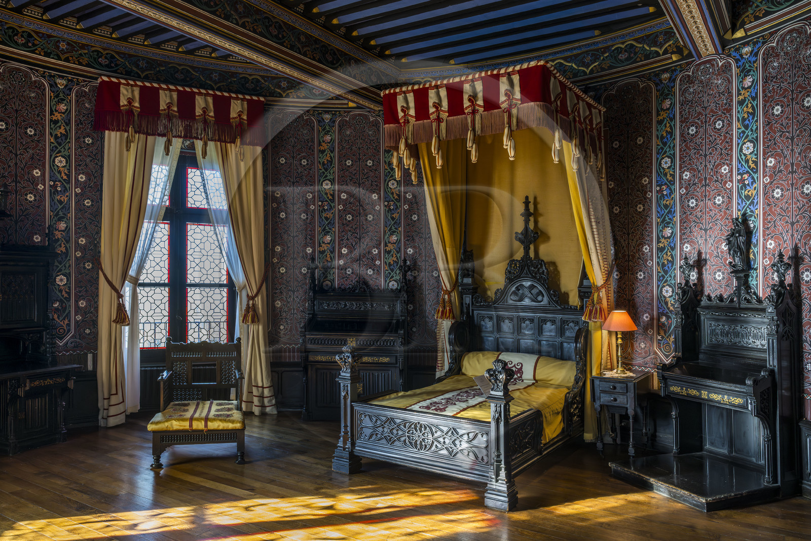 France, Pyrénées-Atlantiques (64), la côte du Pays-Basque, Hendaye, chateau d'Abbadia construit en 1870 par Eugène Viollet-le-Duc pour Antoine d'Abbadie d'Arrast, la chambre de la tour décorée par un mobilier en poirier teint en noir dans le style néo-gothique tardif