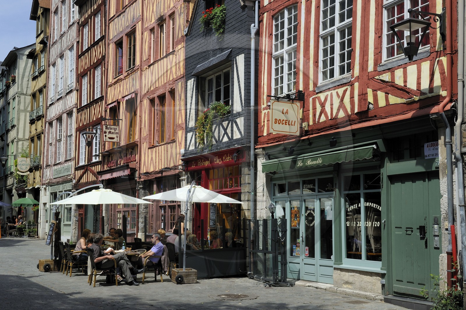 France, Seine-Maritime (76), Rouen, la rue médiévale Martainville qui longe l'église Saint-Maclou