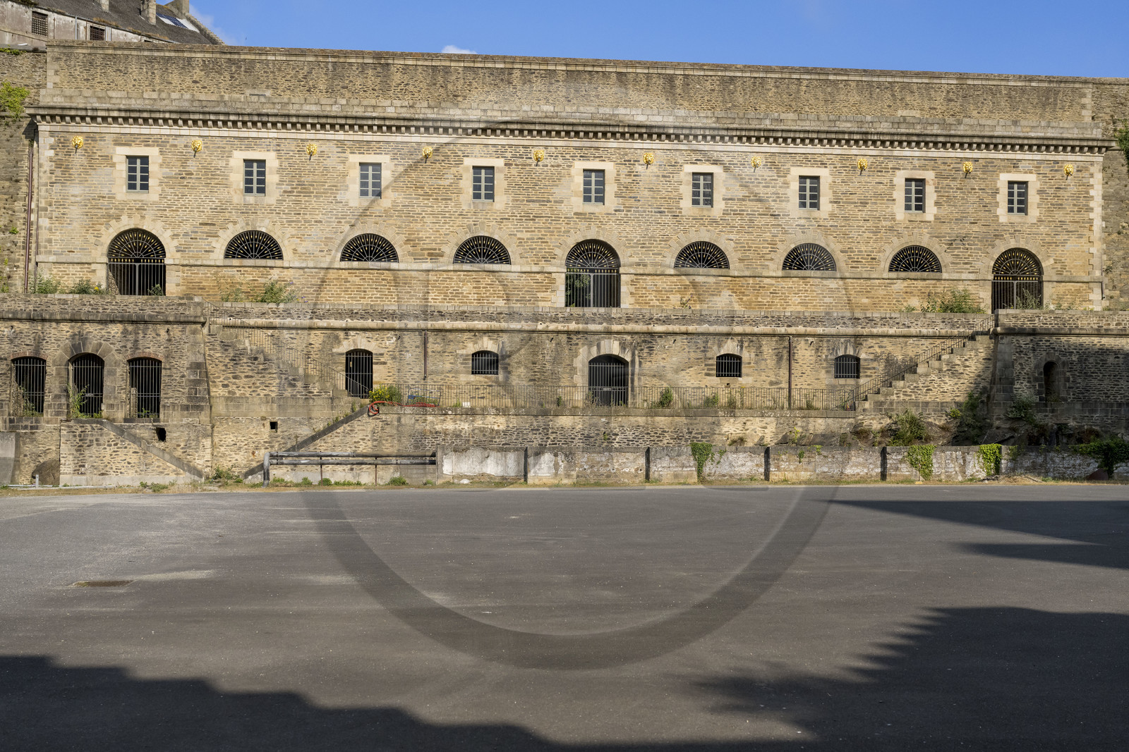 France, Finistère (29), Brest, l'arsenal, le port militaire est une base navale de la Marine nationale, le batiment aux Lions dans l’anse de Pontaniou,  pont-digue à quatre niveaux