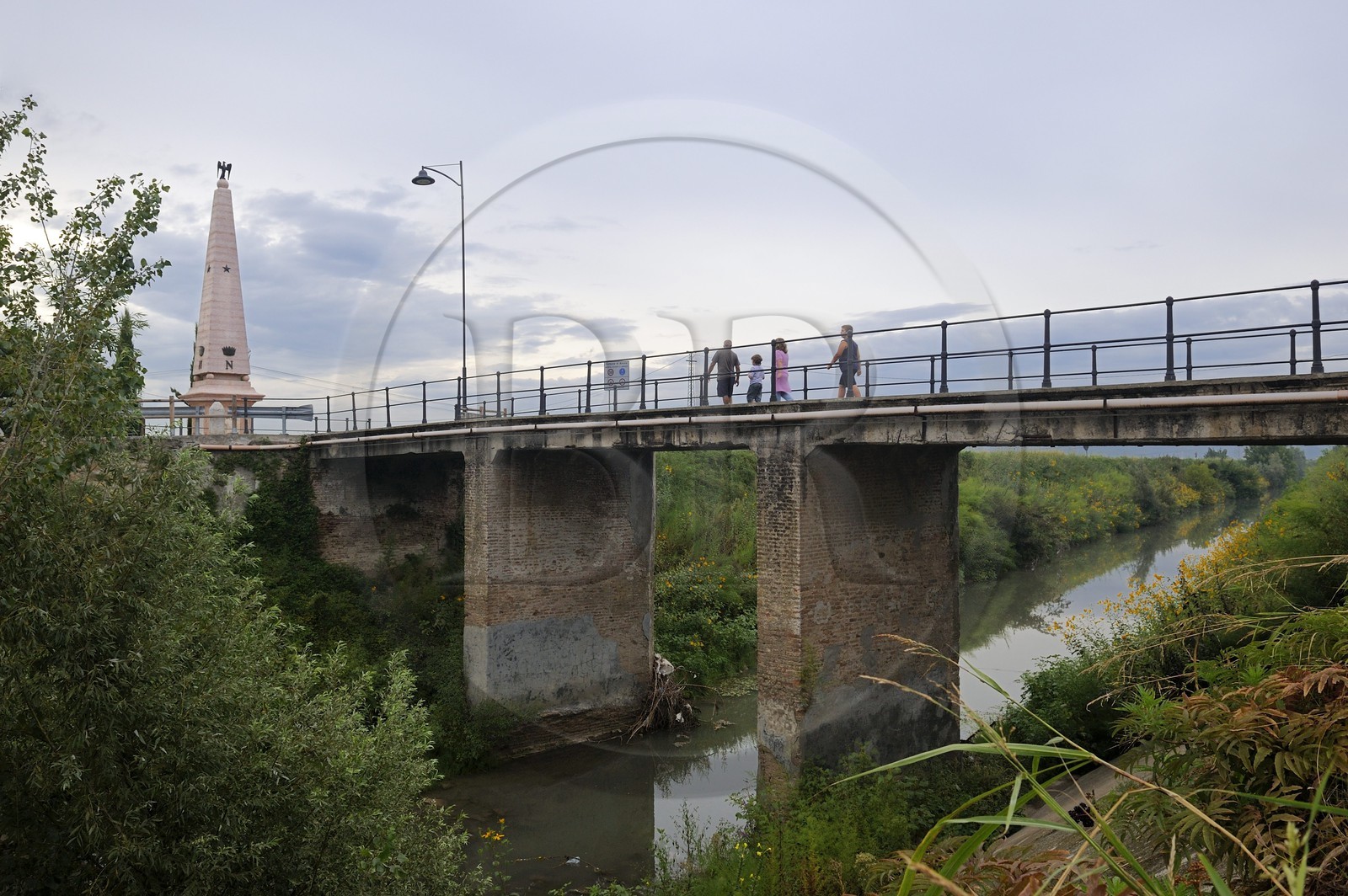 Italie, province de Verone, Arcole, la bataille du Pont d'Arcole qui a vu la victoire de Napoléon Bonaparte s'est déroulée du 15 au 17 novembre 1796 lors de la première campagne d’Italie et l'obélisque érigé en 1810 sur la rive droite de l'Alpone
