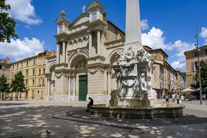 France, Bouches-du-Rhône (13), Aix en Provence, place des Precheurs, l'église de la Madeleine où fut baptisé Paul Cézanne et la fontaine des Precheurs