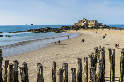France, Ille-et-Vilaine (35), Côte d'Emeraude, Saint-Malo, Fort National conçu par Vauban et construit par Siméon Garangeau de 1689 à 1693, la plage de l'eventail à marée basse avec ses brise-lames en bois