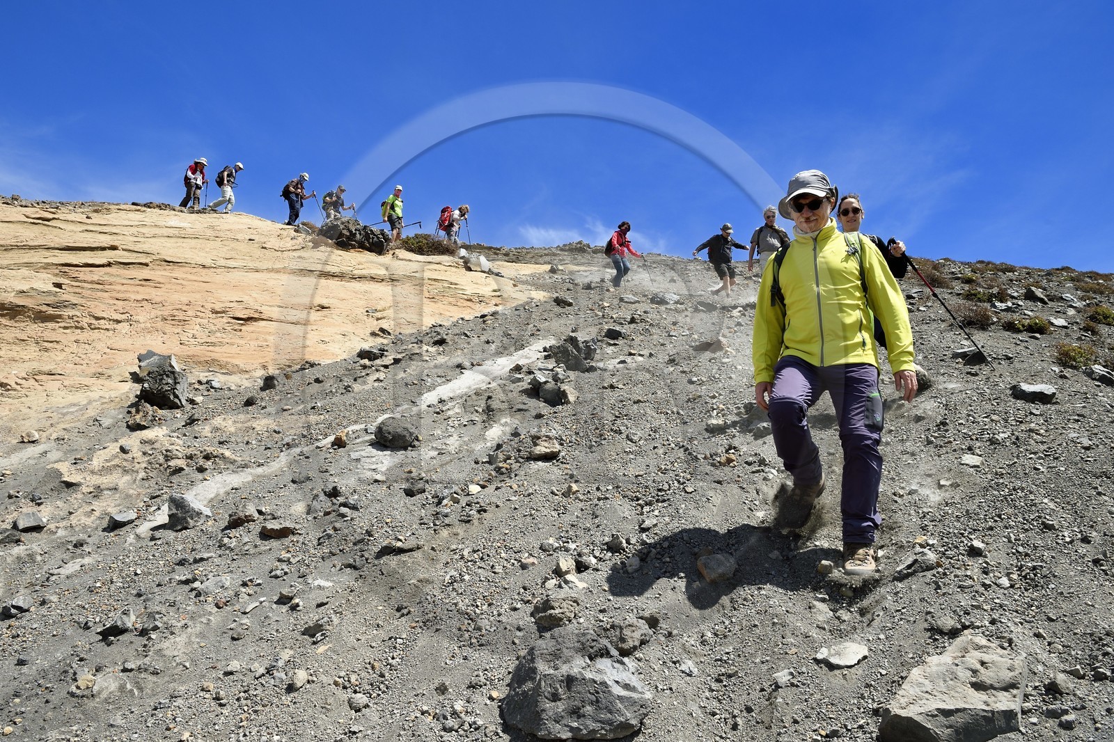 Italie, Sicile, iles Eoliennes, classées Patrimoine Mondial de l'UNESCO, ile de Vulcano, randonneurs descendant les flancs du cratère du volcan della Fossa