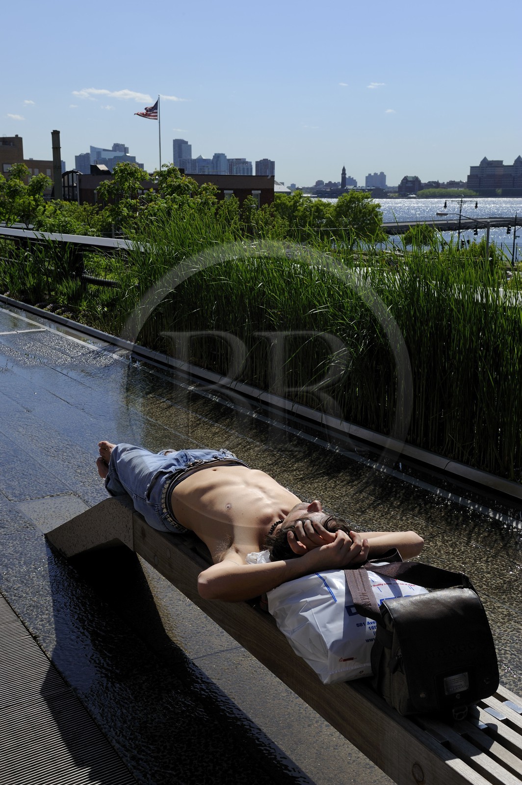 Etats-Unis, New York, Manhattan, Meatpacking district (Gansevoort Market), le High Line Park est une ancienne voie-ferrée aérienne partiellement réhabilitée en parc urbain suspendu, personnes se reposant sur des chaises longues avec vue sur la Hudson River