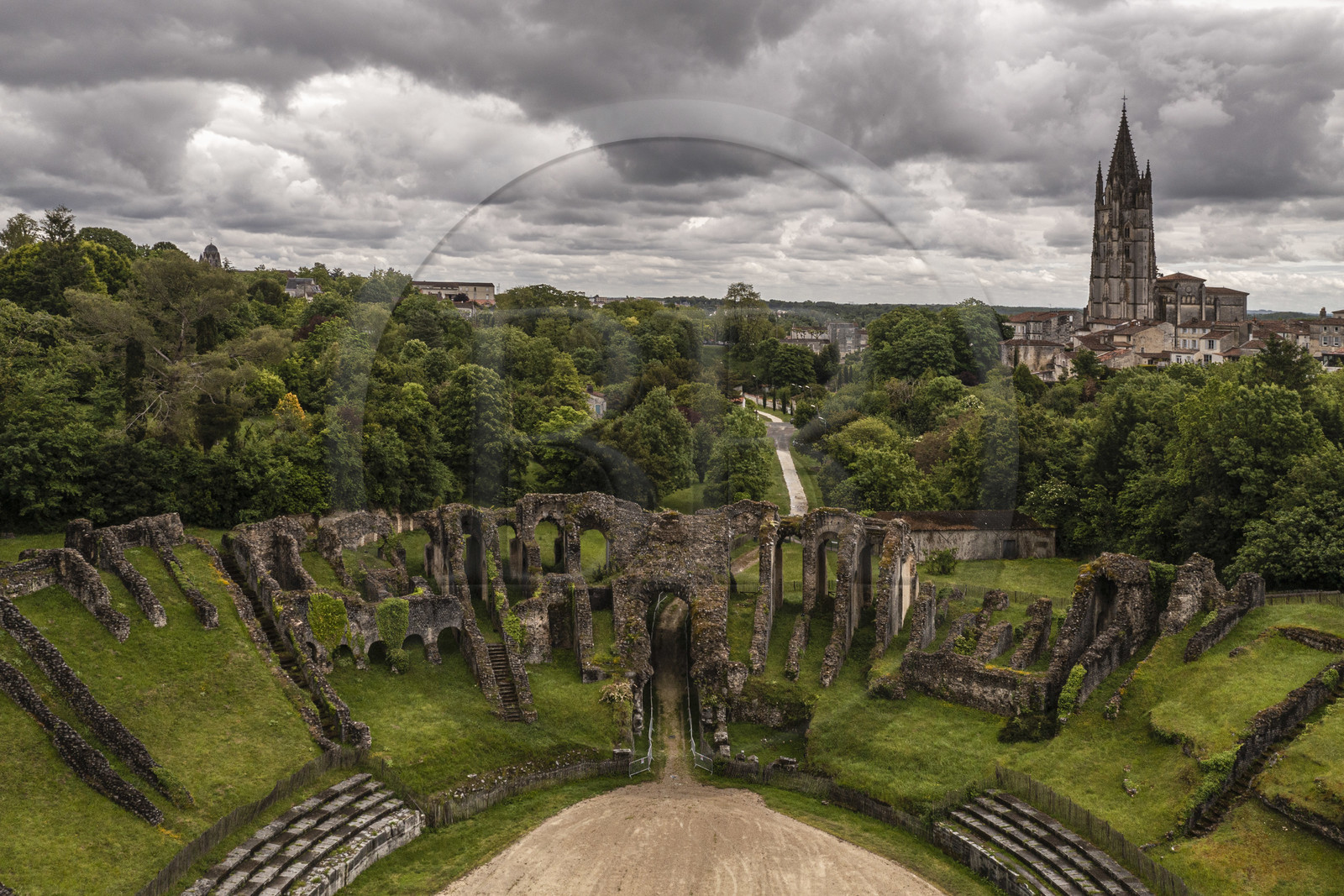 France, Charente-Maritime (17),  Saintonge, Saintes, amphithéâtre gallo-romain appelé localement les Arènes de Saintes, sa construction commence sous le règne de Tibère et s'achève sous le règne de Claude, vers 40 après JC, 127 mètres de long sur 102 de large, il pouvait accueillir près de 15 000 spectateurs (vue aérienne)