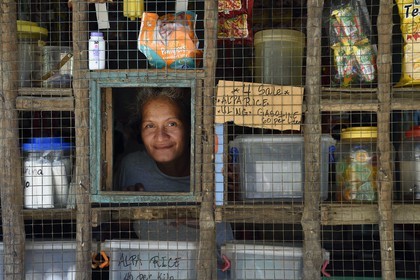 Philippines, Calamian Islands dans le nord de Palawan, Uson Island dans la baie de Coron, village de Barangay Lajala, petit commerce de proximité