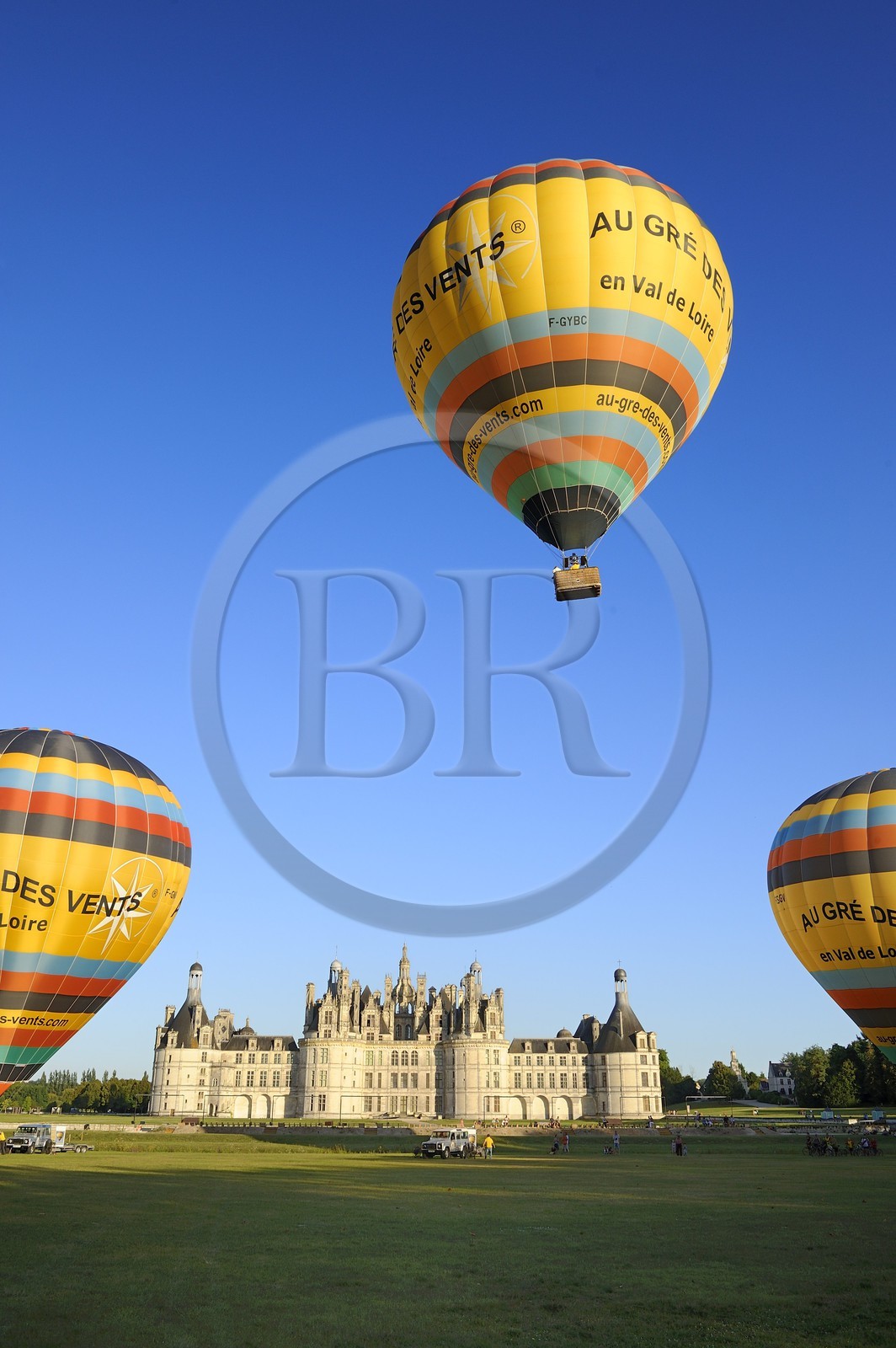 France, Loir et Cher (41), Vallée de la Loire classée Patrimoine Mondial de l' UNESCO, château de Chambord, montgolfières au décollage