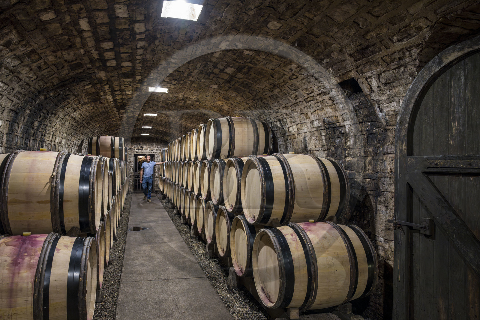 France, Côte-d'Or (21), Paysage culturel des climats de Bourgogne classés Patrimoine Mondial de l'UNESCO, Route des Grands Crus, vignoble de la Côte de Nuit, Gevrey-Chambertin, Domaine Dugat, Bertrand Dugat dans les cave sous l'ancien Cellier des Dimes des évêques de Langres où il entrepose ses tonneaux