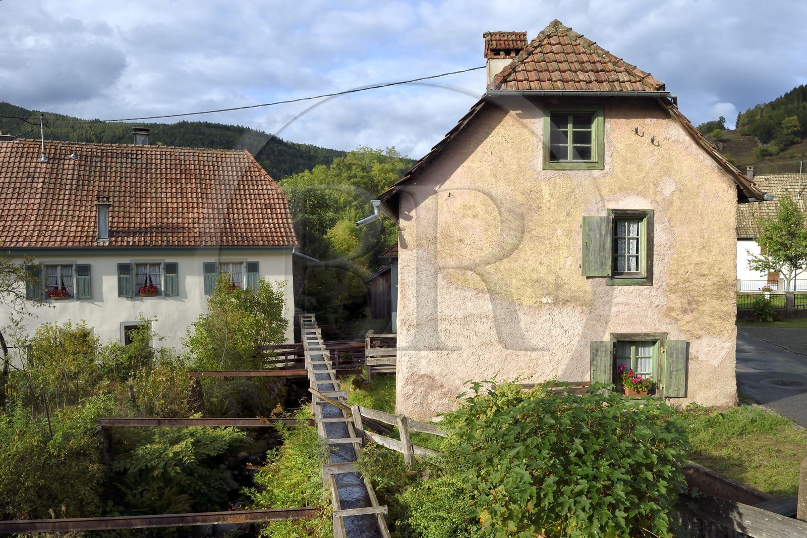 France, Haut-Rhin (68), Parc naturel régional des ballons des Vosges, Storckensohn non loin de Fellering, le moulin à eau et sa ferme