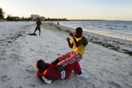 Tanzanie, Dar es-Salaam, boxeurs amateurs à l'entrainement sur la plage de Ocean road dans le quartier de Kivukoni