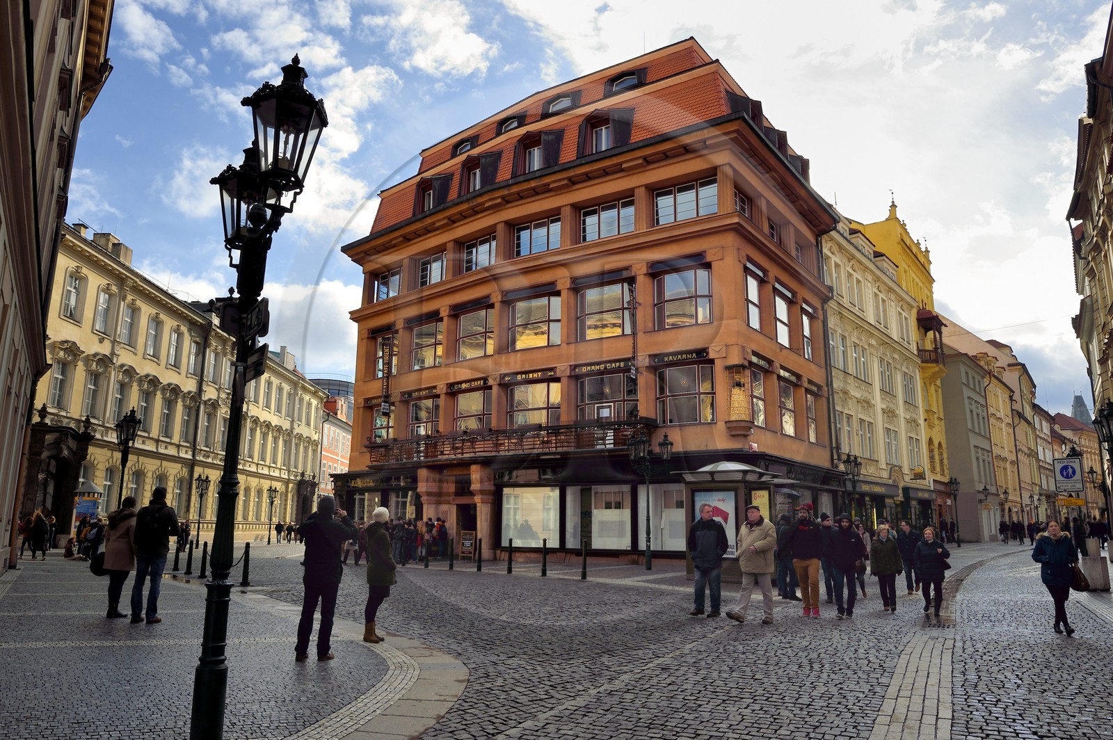 République Tchèque, Prague, centre historique classé Patrimoine Mondial de l' UNESCO, quartier de Stare Mesto, Maison à la Vierge noire batiment cubiste de l'architecte Josef Gocar place Ovocny qui héberge le Grand Café Orient et le Musée du Cubisme (Muzeum Ceského Kubismu)