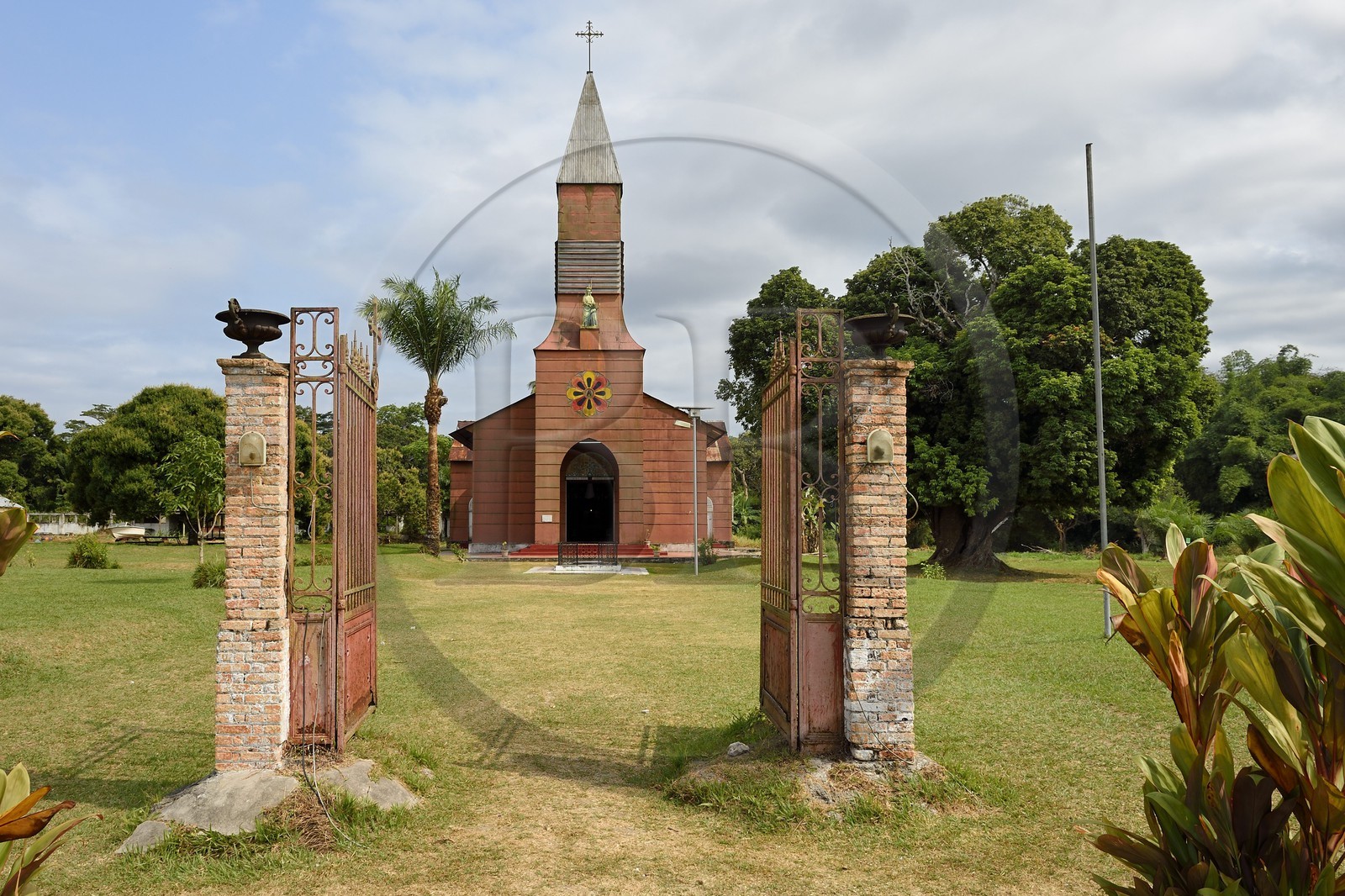 Gabon, province de Ogooué- Maritime, région de Omboué, lagune Fernan Vaz (Nkomi), la mission Sainte-Anne dont l'église a été construite dans les ateliers de Gustave Eiffel