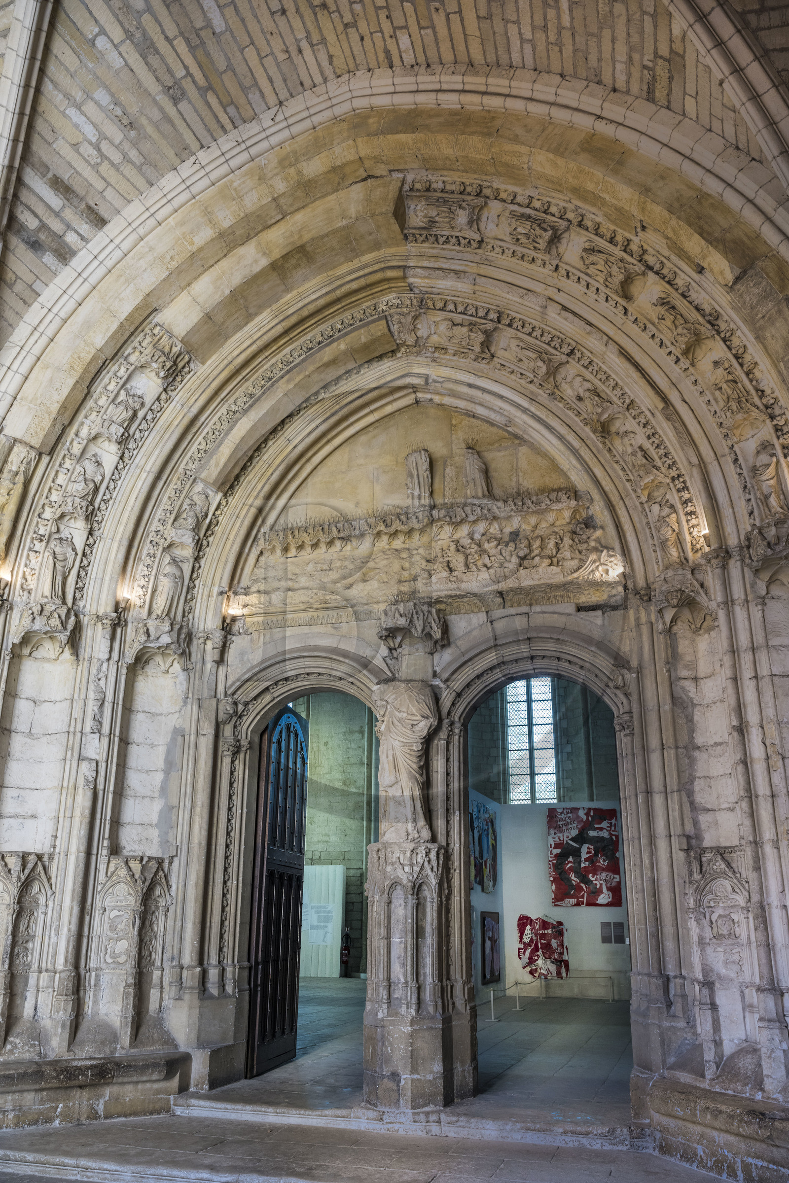 France, Vaucluse (84), Avignon, Palais des Papes classé Patrimoine mondial de l'UNESCO, portail de la Grande Chapelle, exposition A la vie, à l’amor en 2024 de l'artiste de street art Miss.Tic connue pour ses œuvres au pochoir France, Vaucluse, Avignon, Palais des Papes (Palace of the Popes) listed as World heritage by UNESCO, the Great Chapel portal, exhibition A la vie, à l’amor in 2024 by street art artist Miss.Tic known for her stencil works