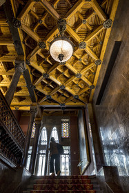 Espagne, Catalogne, Barcelone, le Palais Güell (Palau Güell) construit entre 1886 et 1891 et réalisé par l'architecte du modernisme catalan Antoni Gaudi, site classé au Patrimoine Mondial de l'UNESCO, plafond à caissons à l'étage noble en haut de l'escalier principal