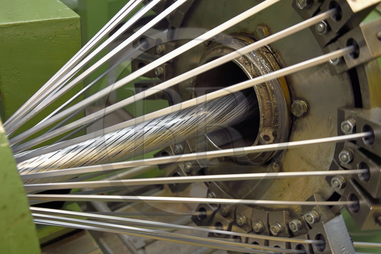 Norvège, comté d'Ostfold, Halden, l'usine de fabrication de cables Nexans, tressage de conducteurs en aluminium en cableuse