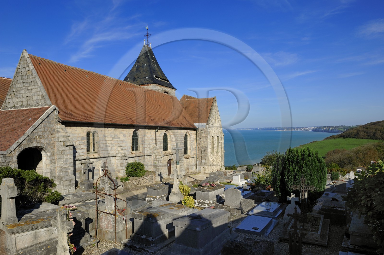 France, Seine-Maritime (76), Pays de Caux, l'église de Varengeville-sur-Mer et son cimetière marin surplombant les falaises de la Côte d'Albatre