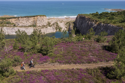 France, Côtes d'Armor (22), Grand Site de France Cap d'Erquy – Cap Fréhel, Fréhel, randonneurs sur le chemin de Grande Randonnée GR34 et les carrières de Fréhel en arrière plan (vue aérienne)