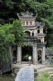 Vietnam, Ninh Binh province, Bich Dong pagoda, the main gate to the pagoda