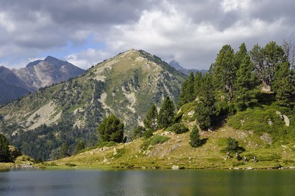 France, Hautes-Pyrénées (65), Saint-Lary-Soulan et Vielle-Aure, randonnée sur une variante du GR10 entre le col de Portet et les lacs de Bastan en bordure de la réserve naturelle de Néouvielle, lac de Bastan inférieur et le massif de Néouvielle en arrière plan