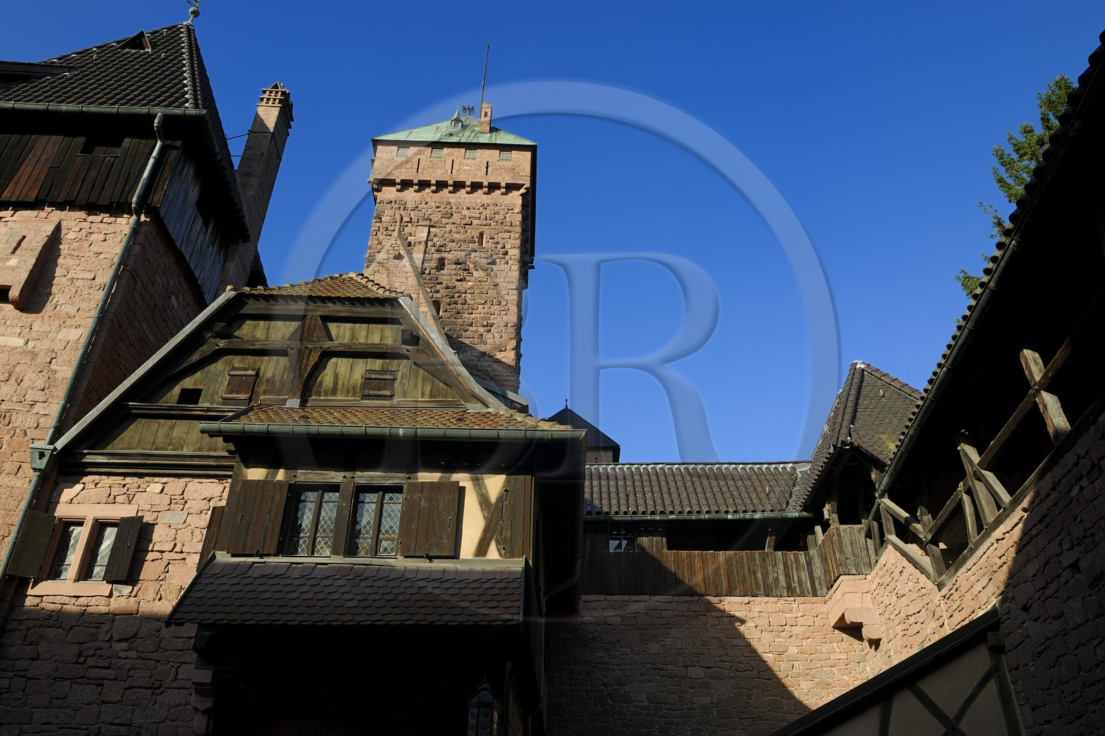 France, Bas-Rhin (67), le château du Haut-Koenigsbourg, la cour basse surplombée du donjon
