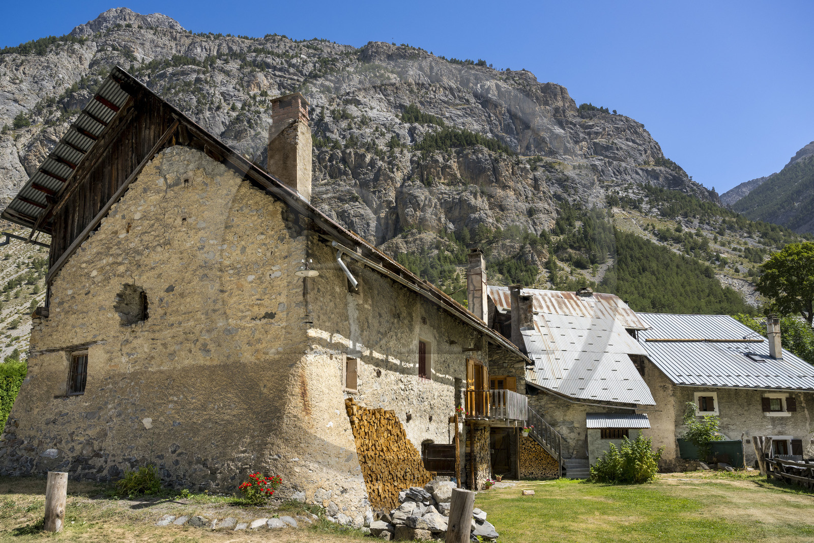 France, Hautes Alpes (05), Nevache, village de Plampinet, une vieille ferme