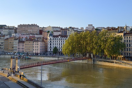 France, Rhône (69), Lyon, site historique classé Patrimoine Mondial de l'UNESCO, quai Bondy, la passerelle Saint Vincent sur la Saône et le quartier de la Croix Rousse en arrière plan
