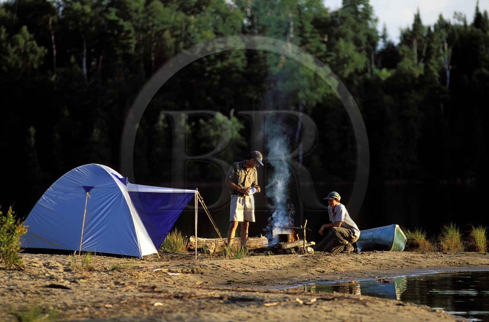 Canada, province de Québec, Réserve faunique de la Vérendrye, Grand Lac Victoria, préparation du repas du soir au campement