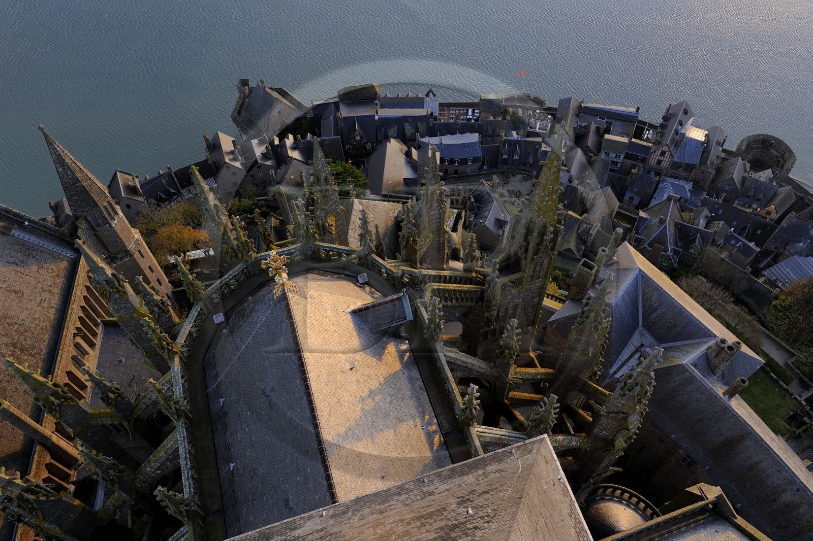 France, Manche (50), Mont-Saint-Michel, classé Patrimoine Mondial de l'UNESCO, chevet et la baie vus depuis la flèche à l'aube