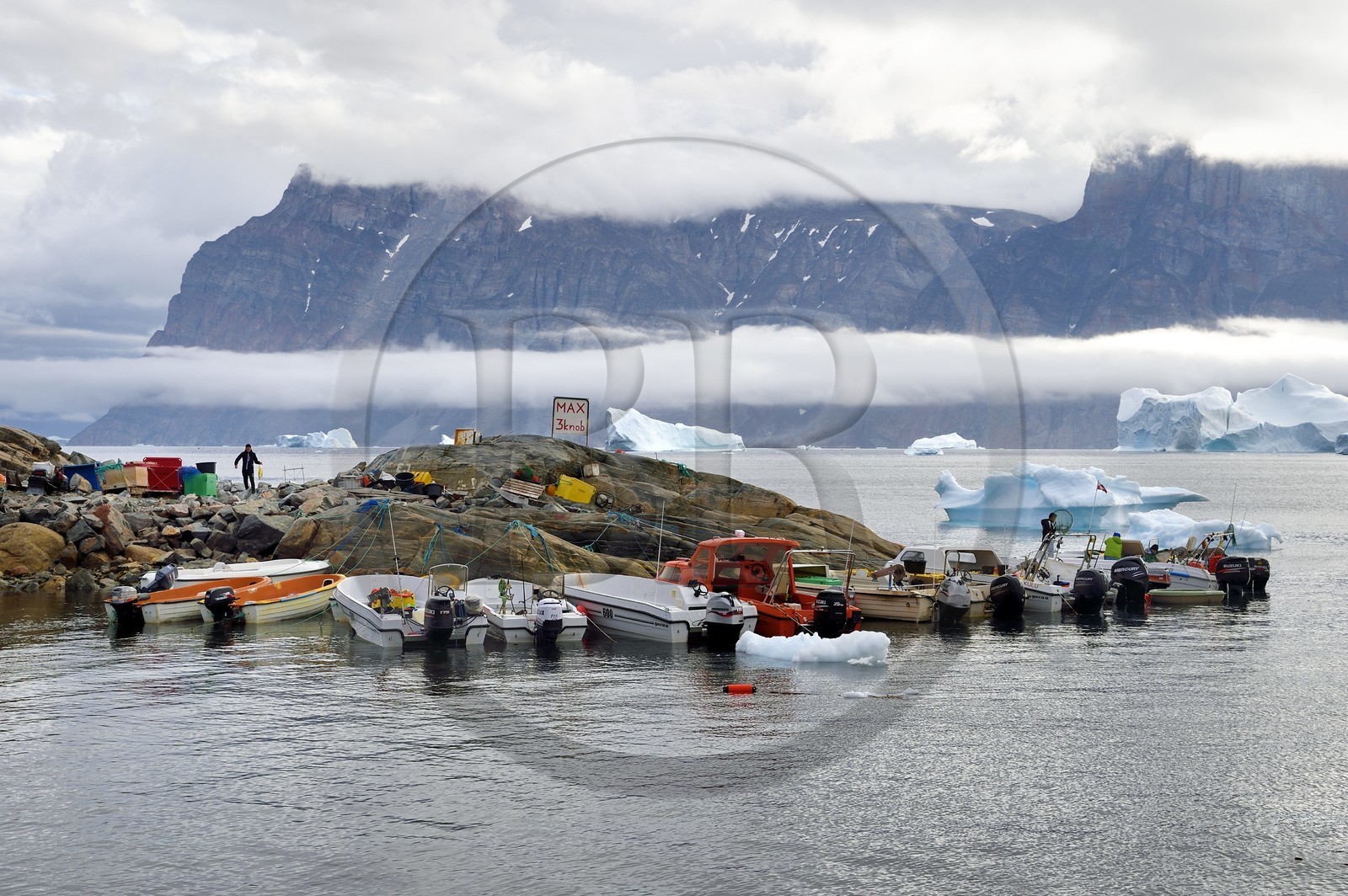 Groenland, cote ouest, fjord de Uummannaq, bateaux pour la pêche et la chasse, icebergs à la sortie du port