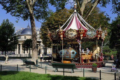 France, Paris (75), parc Monceau, le carrousel Jules Verne et la rotonde ancien pavillon du mur des Fermiers généraux réalisé par Claude Nicolas Ledoux